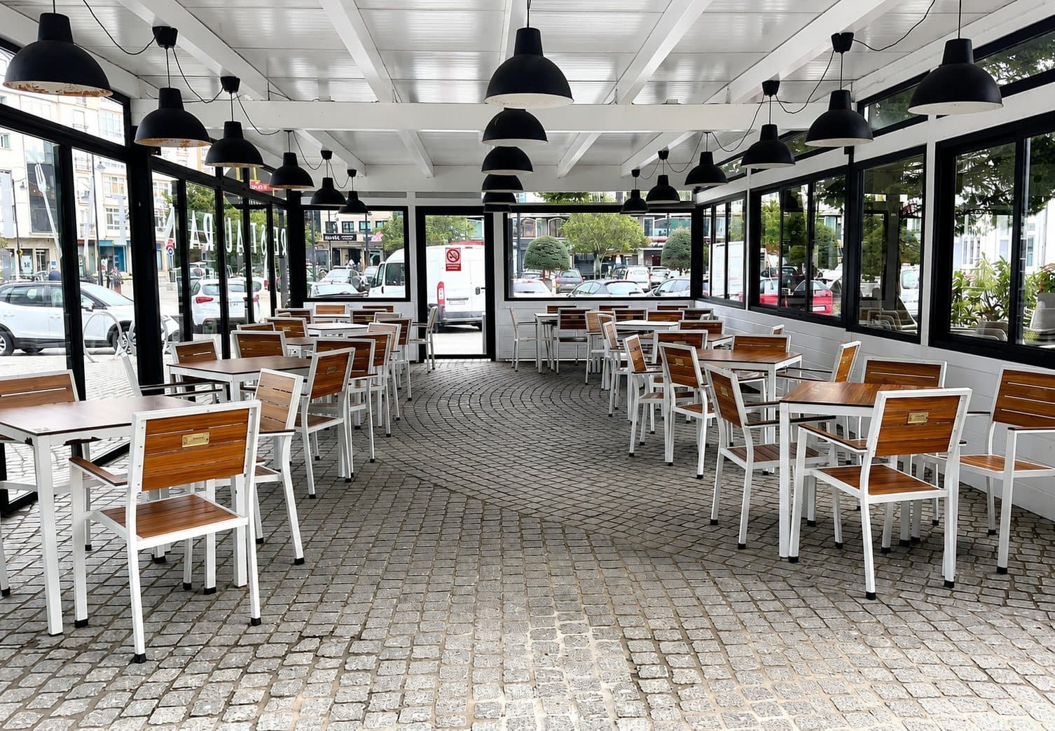Comedor de la terraza cubierta del restaurante Foxas en Cee