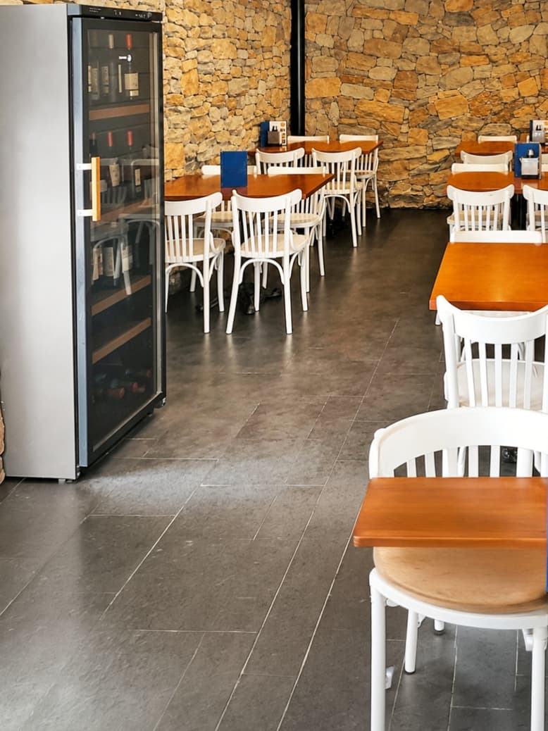 Comedor del restaurante y tapería Foxas en Cee