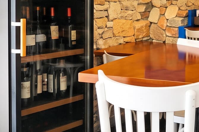 Vinoteca junto al comedor del restaurante Foxas en Cee